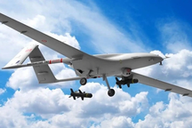 UAV "sát thủ" TB2 Ukraine tái xuất, bắn nổ tung xuồng Nga đổ bộ Kherson