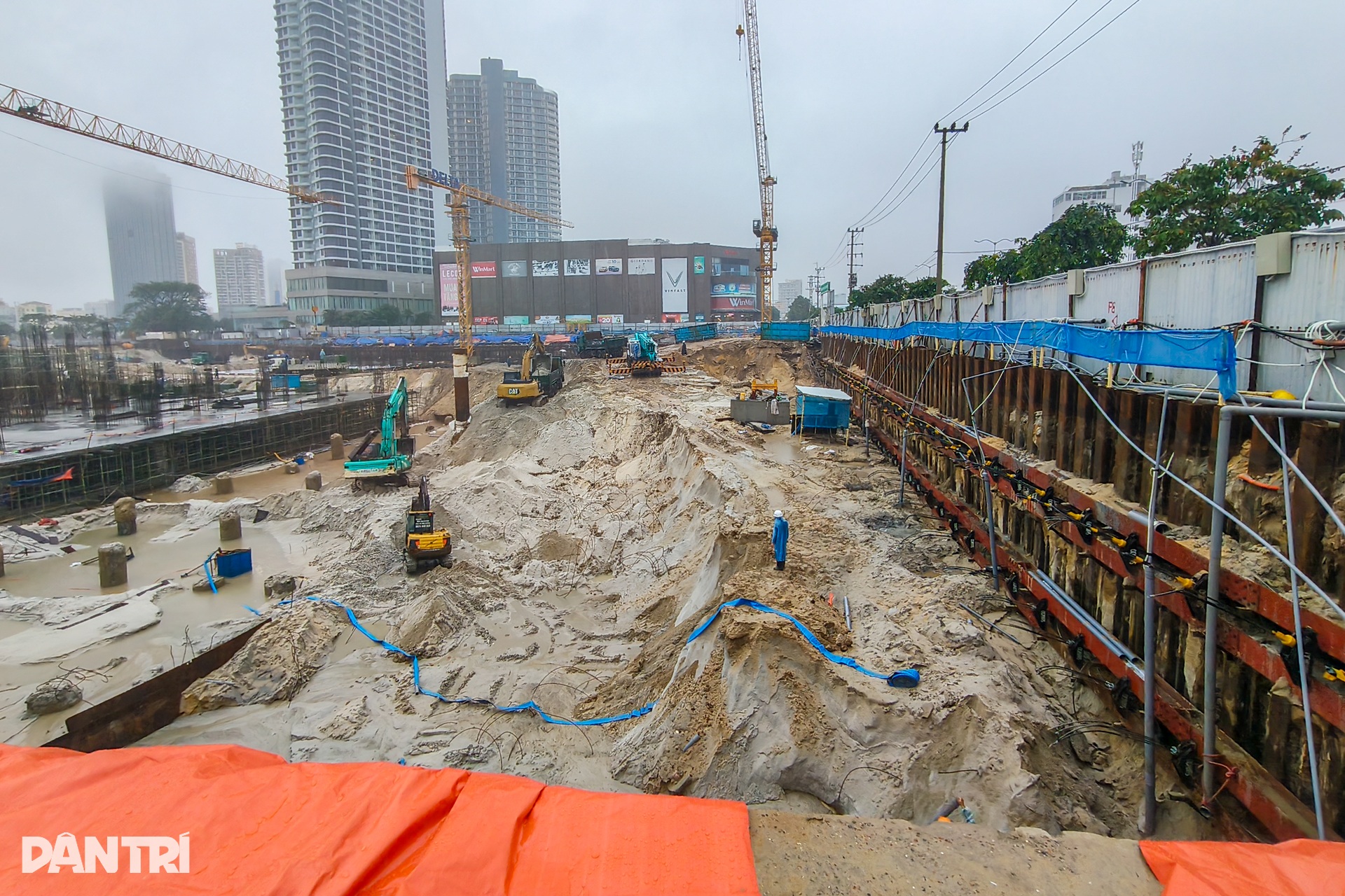 Vụ hố sâu nuốt chửng nhiều ô tô: Xuất hiện vết nứt dài hàng chục mét - 7 Vụ hố sâu nuốt chửng nhiều ô tô: Xuất hiện vết nứt dài hàng chục mét - 7