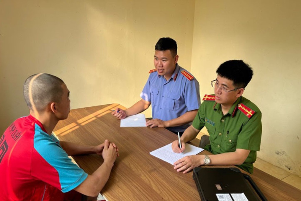 Khởi tố đối tượng vờ hỏi đường để dâm ô với nữ sinh - 1 Khởi tố đối tượng vờ hỏi đường để dâm ô với nữ sinh - 1