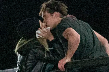 Brooklyn Beckham tình tứ hôn bạn gái mới