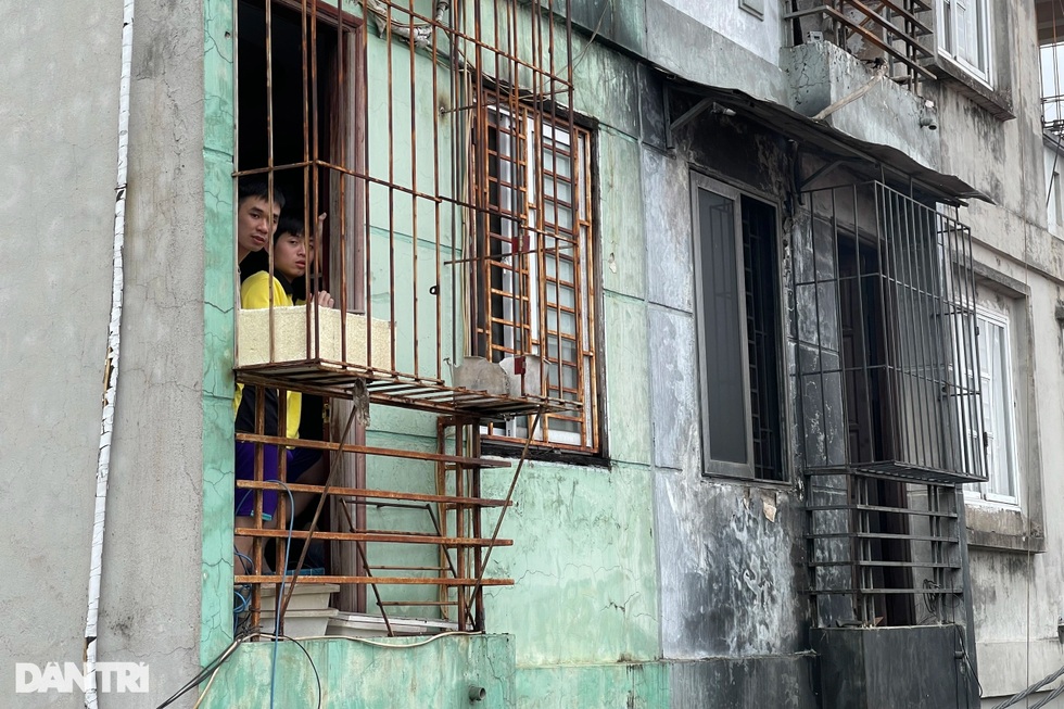 Vụ cháy 3 người chết ở Hà Nội: Các tầng có ô thoát nạn nhưng không kịp mở