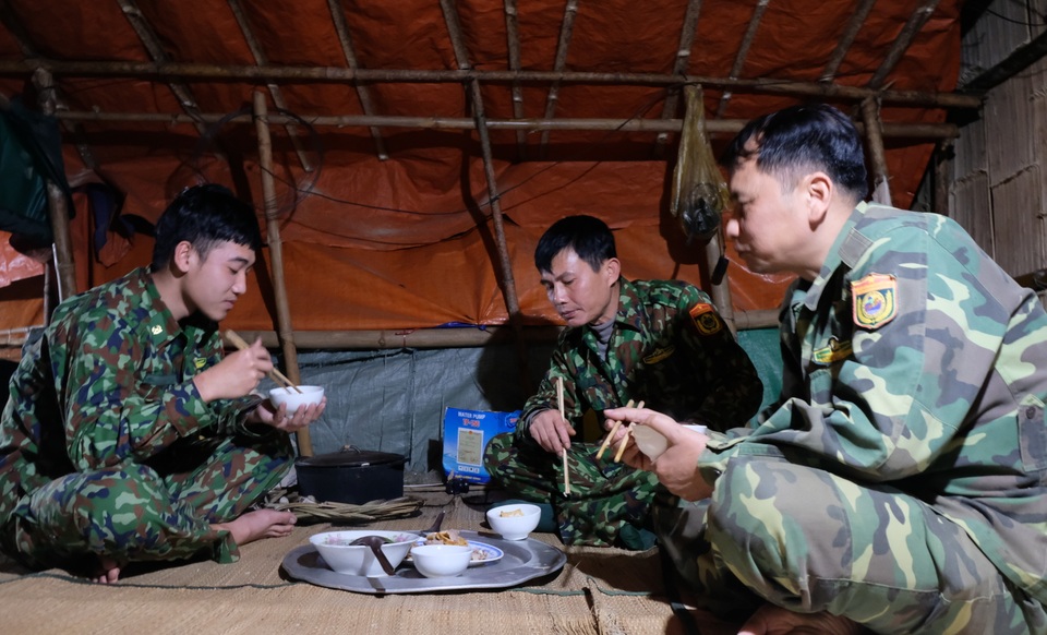 Dầm mình trong giá rét âm độ, lính biên phòng Tết này ở lại biên cương - 5 Dầm mình trong giá rét âm độ, lính biên phòng Tết này ở lại biên cương - 5