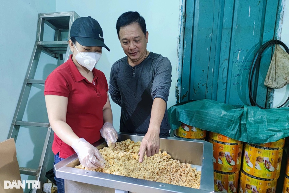 Tài xế mày mò làm món cơm cháy, thu hàng trăm triệu đồng mỗi tháng - 2 Tài xế mày mò làm món cơm cháy, thu hàng trăm triệu đồng mỗi tháng - 2