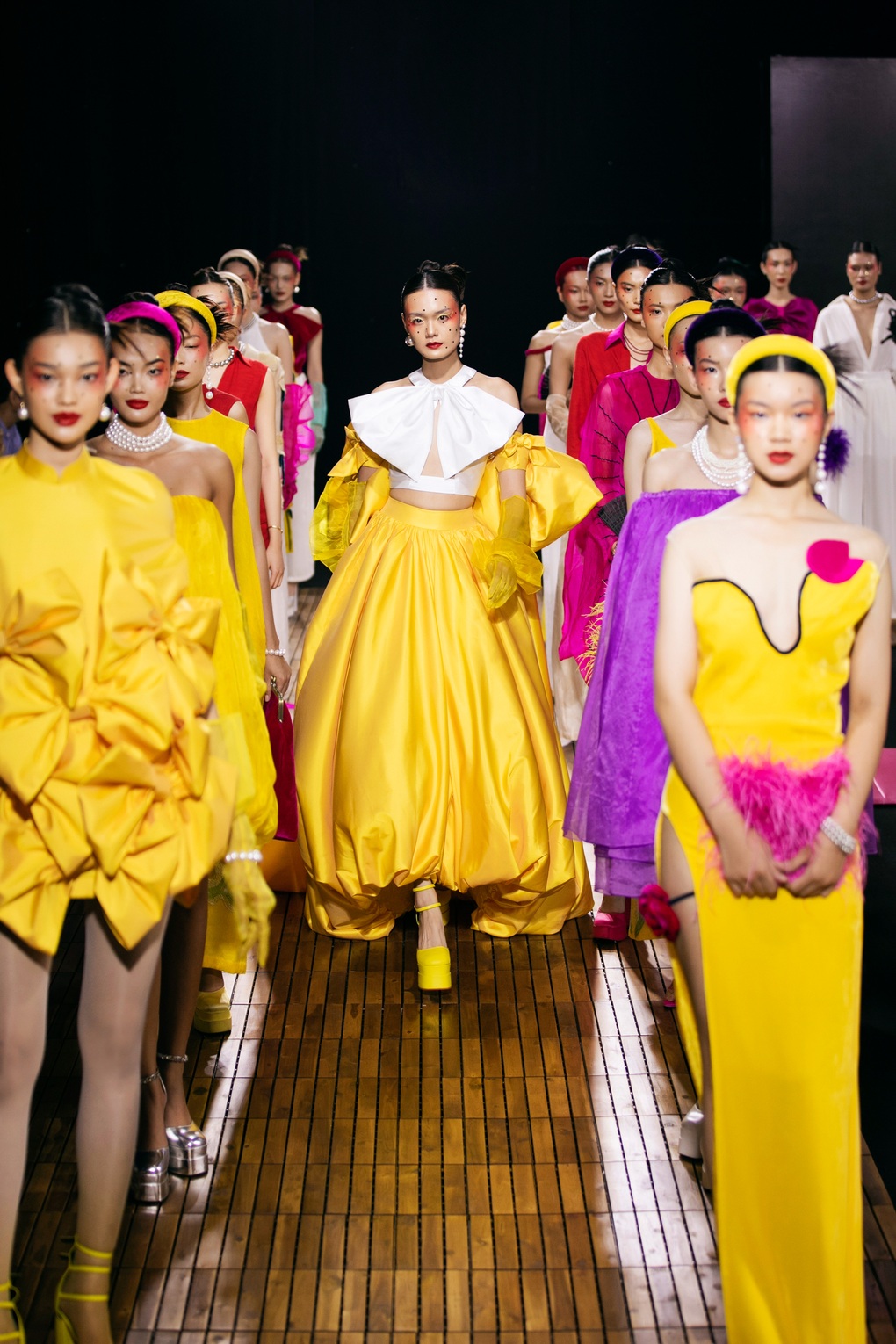 Búp bê sống Bé Quyên diện váy độc lạ, xuất hiện ấn tượng trên sàn catwalk - 12 Búp bê sống Bé Quyên diện váy độc lạ, xuất hiện ấn tượng trên sàn catwalk - 12