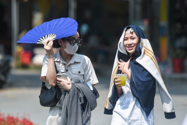 Nắng nóng gay gắt, người dân Thủ đô khổ sở ở các điểm vui chơi