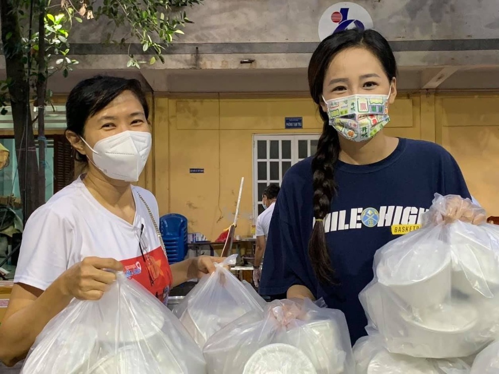 Nghệ sĩ không ngồi yên trong mùa dịch - 3 Nghệ sĩ không ngồi yên trong mùa dịch - 3