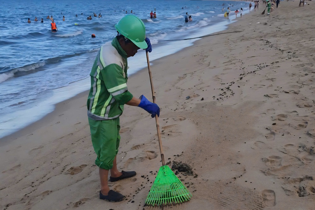 Dầu vón cục xuất hiện tại bờ biển Nha Trang - 1 Dầu vón cục xuất hiện tại bờ biển Nha Trang - 1