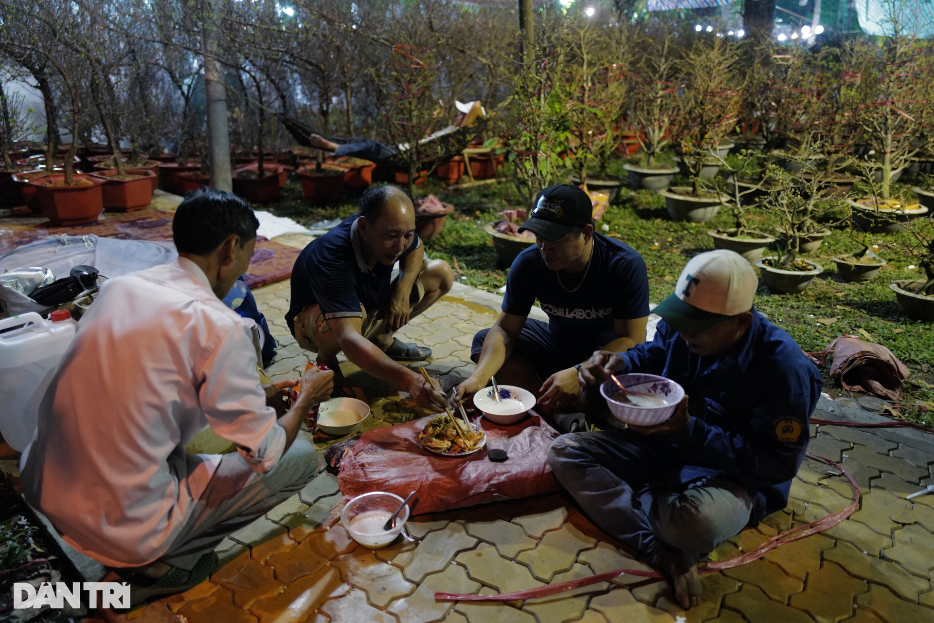 Tiểu thương co ro trong đêm lạnh, mong bán hết hoa để về nhà ăn Tết - 5 Tiểu thương co ro trong đêm lạnh, mong bán hết hoa để về nhà ăn Tết - 5