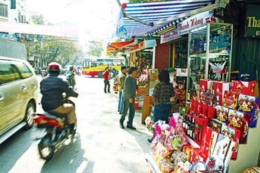 Chợ tạm Hà Nội buồn hiu ngày giáp tết!