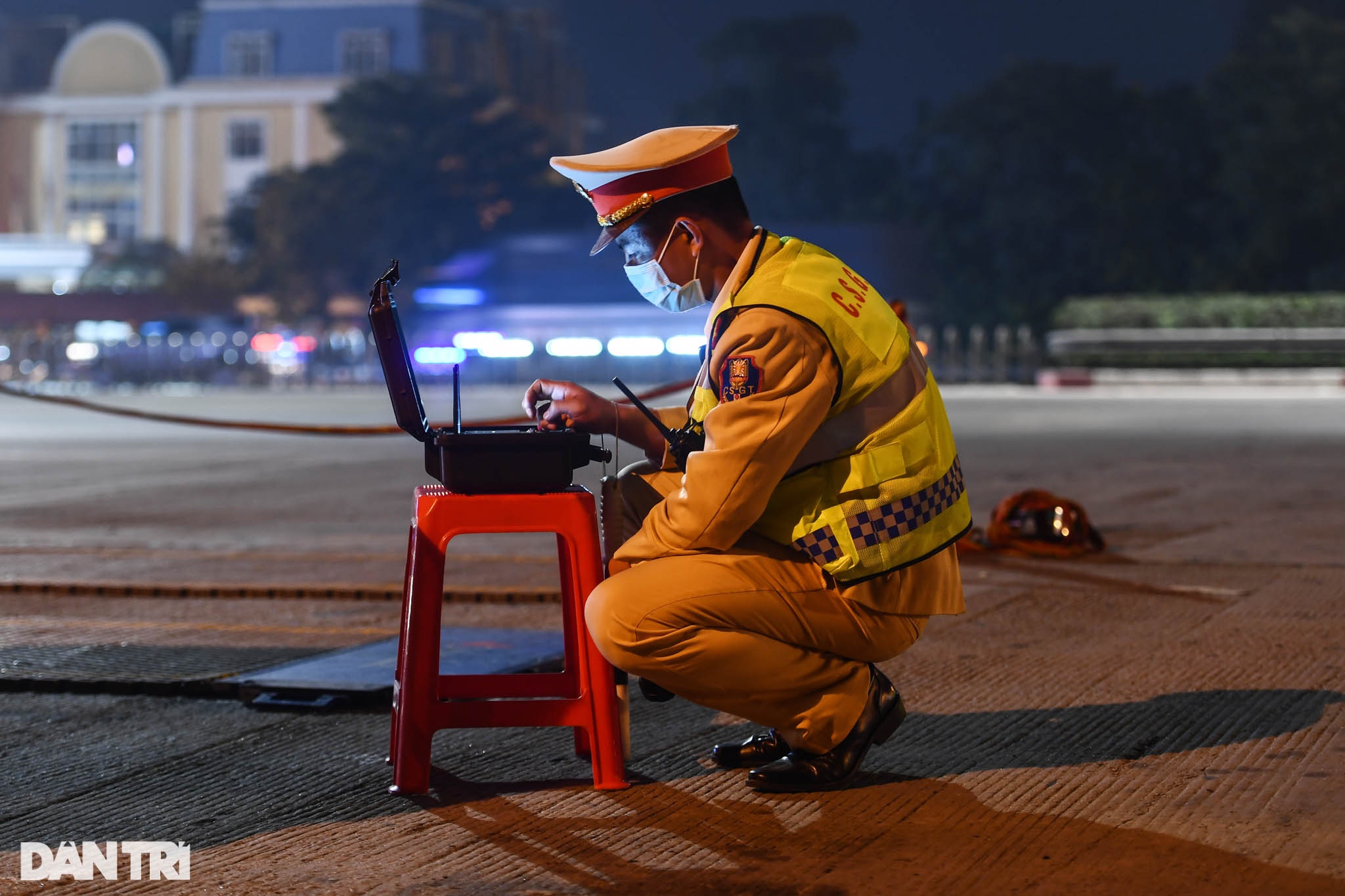 Xe siêu trường quá tải trọng tăng ga không hợp tác, uy hiếp CSGT ở Hà Nội - 15 Xe siêu trường quá tải trọng tăng ga không hợp tác, uy hiếp CSGT ở Hà Nội - 15