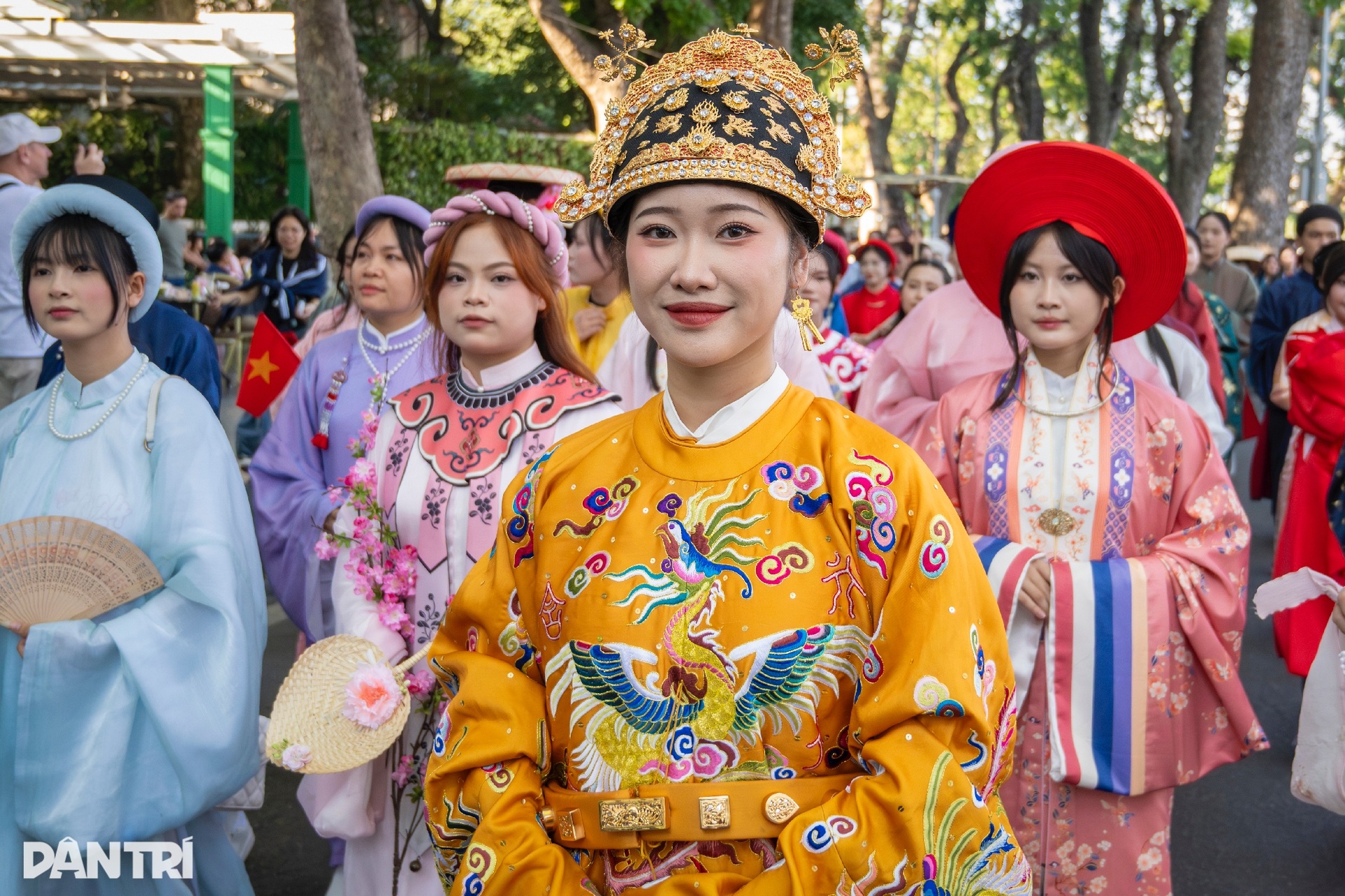Hơn 1.000 người diễu hành cổ phục, khoe sắc rực rỡ quanh hồ Hoàn Kiếm - 7