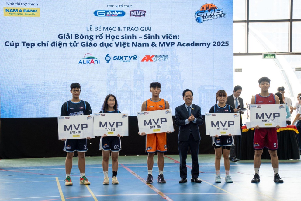 Điểm đặc biệt trong buổi Lễ Bế mạc Giải Bóng rổ Học sinh - Sinh viên Hà Nội - 4 Điểm đặc biệt trong buổi Lễ Bế mạc Giải Bóng rổ Học sinh - Sinh viên Hà Nội - 4