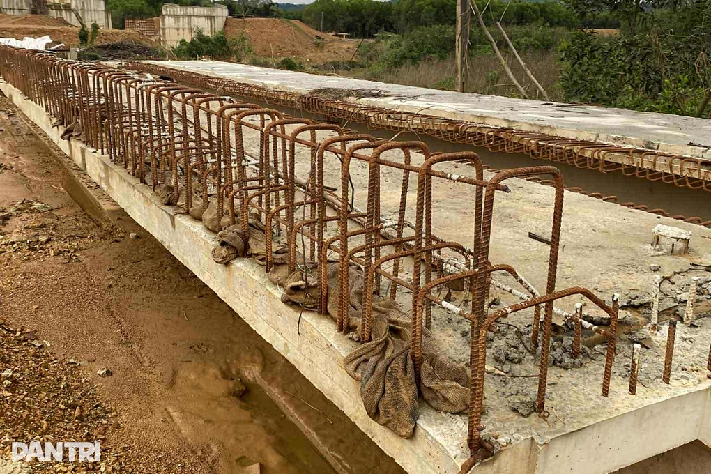 Đường hàng chục tỷ đồng ì ạch, dân khốn khổ giữa bùn lầy, bụi nắng - 3 Đường hàng chục tỷ đồng ì ạch, dân khốn khổ giữa bùn lầy, bụi nắng - 3