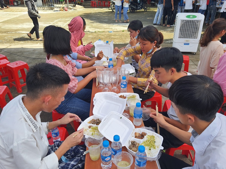 Thanh niên tình nguyện chăm lo thí sinh rẻo cao “no bụng thi tốt - 7 Thanh niên tình nguyện chăm lo thí sinh rẻo cao “no bụng thi tốt - 7