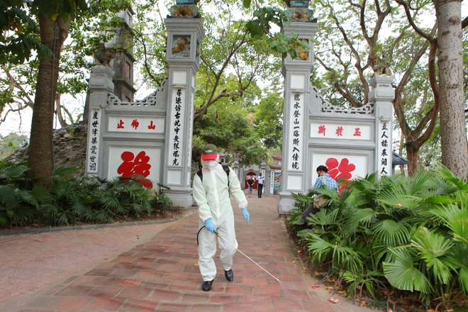 Đền Ngọc Sơn, Văn Miếu Quốc Tử Giám... được phun thuốc khử trùng - 7 Đền Ngọc Sơn, Văn Miếu Quốc Tử Giám... được phun thuốc khử trùng - 7