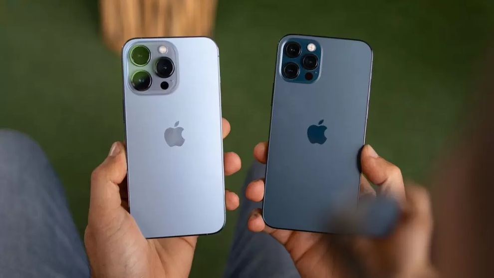 iPhone 13 (trái) và iPhone 12 (phải) rất khó phân biệt nếu không được đặt cạnh nhau (Ảnh: TechnoPixel). iPhone 13 (trái) và iPhone 12 (phải) rất khó phân biệt nếu không được đặt cạnh nhau (Ảnh: TechnoPixel).