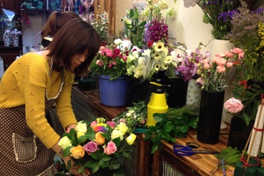 Một lẵng hoa ngoại giá bằng cả tháng lương