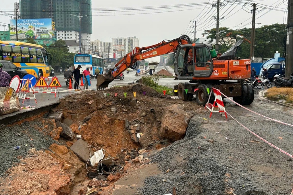 Đưa người dân ra khỏi nơi ngập sâu ở Bình Dương, trôi xe máy ở Đồng Nai - 3 Đưa người dân ra khỏi nơi ngập sâu ở Bình Dương, trôi xe máy ở Đồng Nai - 3
