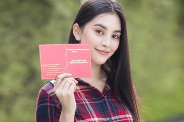 Hoa hậu Trần Tiểu Vy nhiệt tình tham gia hiến máu tình nguyện