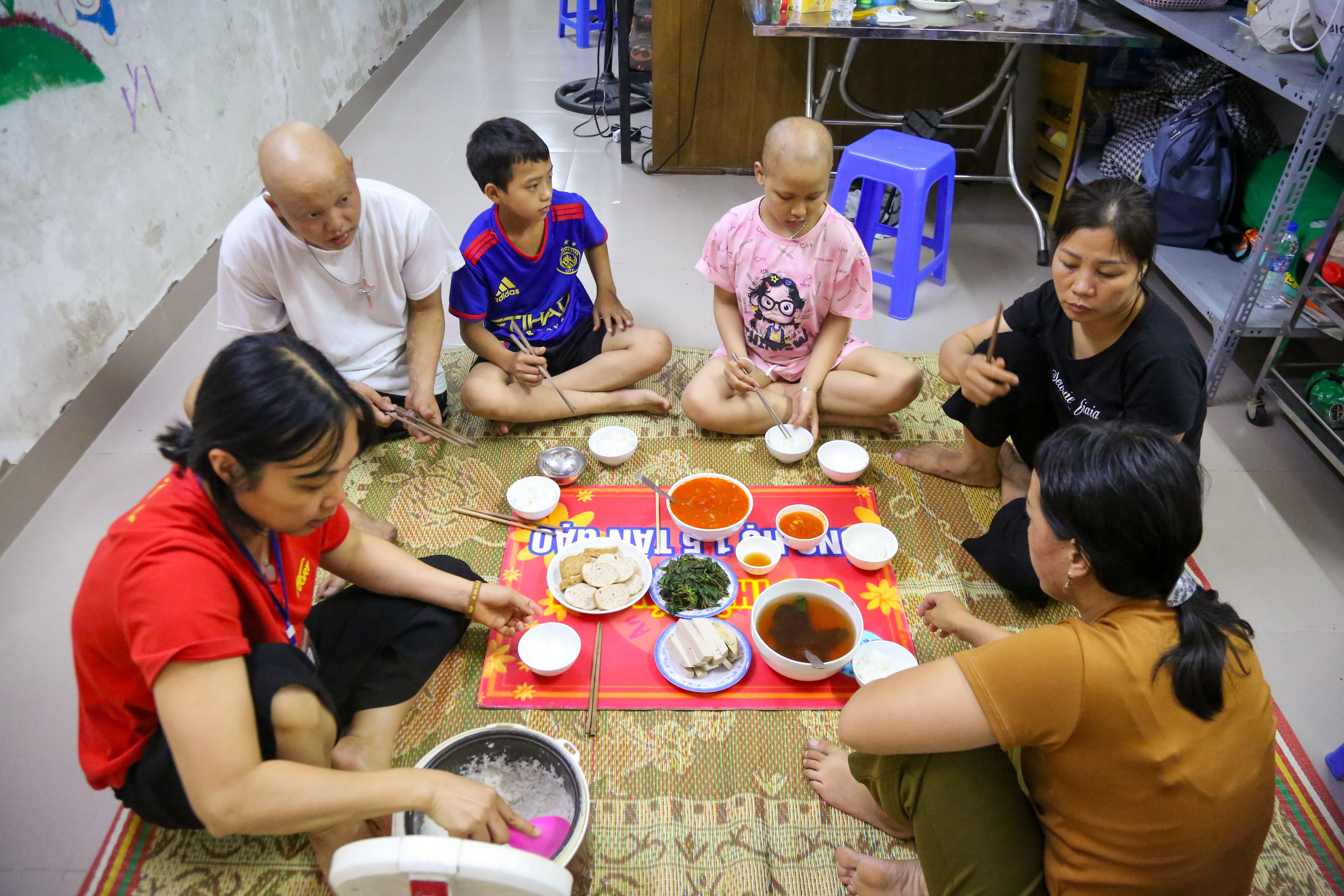 Những gia đình cùng kiệt vì viện phí, mẹ bán nhà đổi vài năm sống cho con - 13 Những gia đình cùng kiệt vì viện phí, mẹ bán nhà đổi vài năm sống cho con - 13
