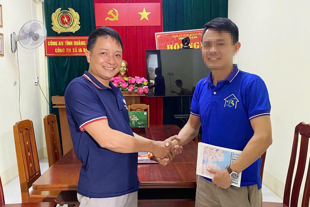 Khen thưởng người đàn ông trả lại 1 tỷ đồng được chuyển nhầm - 2