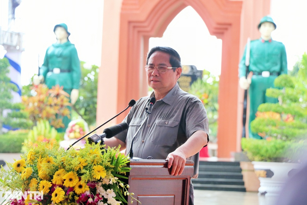 Thủ tướng dự lễ truy điệu và an táng hài cốt liệt sỹ tại An Giang - 3 Thủ tướng dự lễ truy điệu và an táng hài cốt liệt sỹ tại An Giang - 3