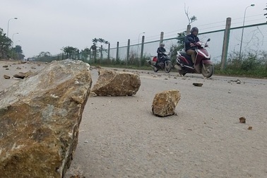 Đá hộc rơi vãi đầy đường Đại lộ Thăng Long