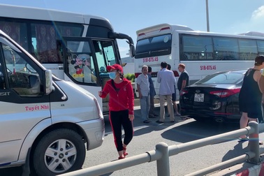 Cao tốc “tê liệt”, hàng loạt tuyến đường phía Đông Sài Gòn kẹt cứng