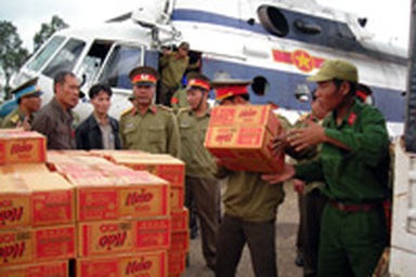 Tây Trà nhận hàng cứu trợ sau gần một tháng bị cô lập