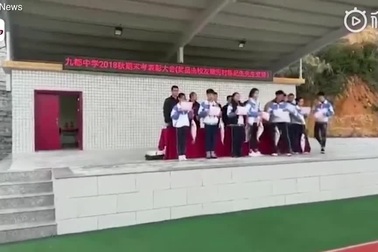 Tại sao trường học tặng cá chép cho học sinh giỏi về ăn Tết?