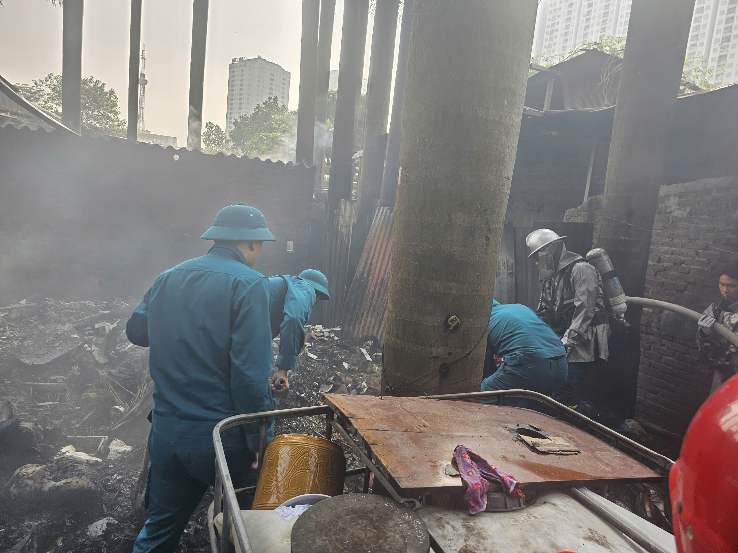 Hanoi: Un incendiu dintr-o depozit de fier vechi s-a extins la o casă de la etajul 4 - 2 Hà Nội: Cháy bãi phế liệu rồi lan sang một căn nhà cấp 4 - 2
