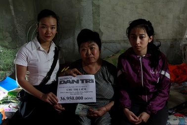 Trao tiếp gần 37 triệu đồng đến mẹ con cô Chu Thị Liêm