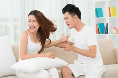 Tị nạnh quà biếu Tết, vợ lao đầu vào tường ăn vạ