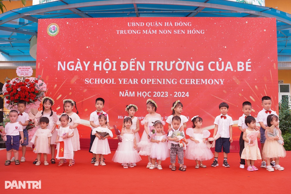 Biểu cảm đáng yêu của các bé mầm non ngày khai trường - 2 Biểu cảm đáng yêu của các bé mầm non ngày khai trường - 2