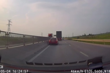 Chạy song song với xe container, ô tô con tự đặt mình vào nguy hiểm