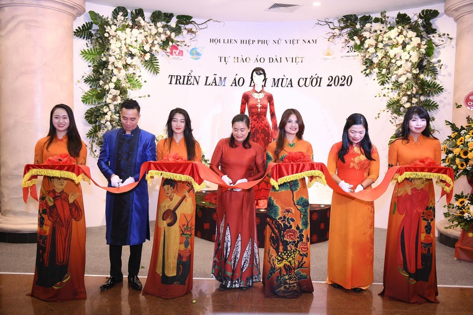 NTK Đỗ Trịnh Hoài Nam giới thiệu áo dài dát vàng đính 110 viên kim cương - 3 NTK Đỗ Trịnh Hoài Nam giới thiệu áo dài dát vàng đính 110 viên kim cương - 3