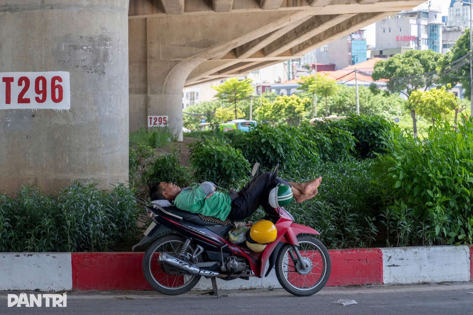 Hà Nội nắng đỉnh điểm 40 độ C và muôn cách chống nóng của người dân - 13 Hà Nội nắng đỉnh điểm 40 độ C và muôn cách chống nóng của người dân - 13