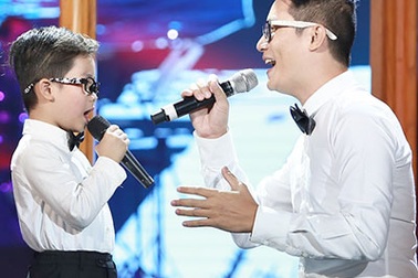 Hoàng Bách gây ấn tượng khi hát cùng "bé con" trên sân khấu