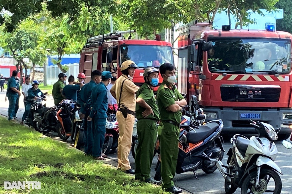 Cháy kho sơn xưởng gỗ ở TPHCM, hàng trăm công nhân tháo chạy - 1 Cháy kho sơn xưởng gỗ ở TPHCM, hàng trăm công nhân tháo chạy - 1