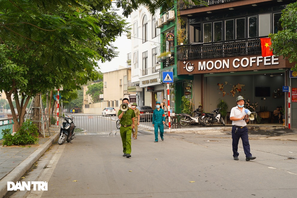Hồ Gươm bị cấm, dân Hà Nội đổ ra chật kín đường ven hồ Tây đạp xe, chạy bộ - 5 Hồ Gươm bị cấm, dân Hà Nội đổ ra chật kín đường ven hồ Tây đạp xe, chạy bộ - 5