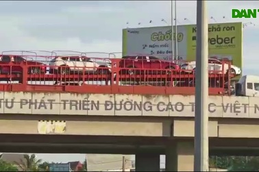 Xe container chở 7 ô tô đi lùi trên cao tốc