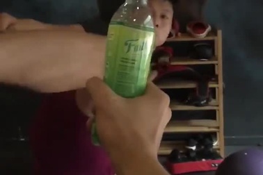 Một cư dân mạng người Việt thực hiện thành công “thử thách đá nút chai”