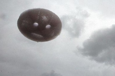 Đám mây hình mặt cười trên bầu trời London