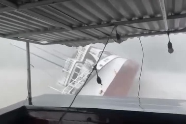 Khoảnh khắc tàu du lịch hạng sang ở Hạ Long bị đánh chìm do siêu bão Yagi