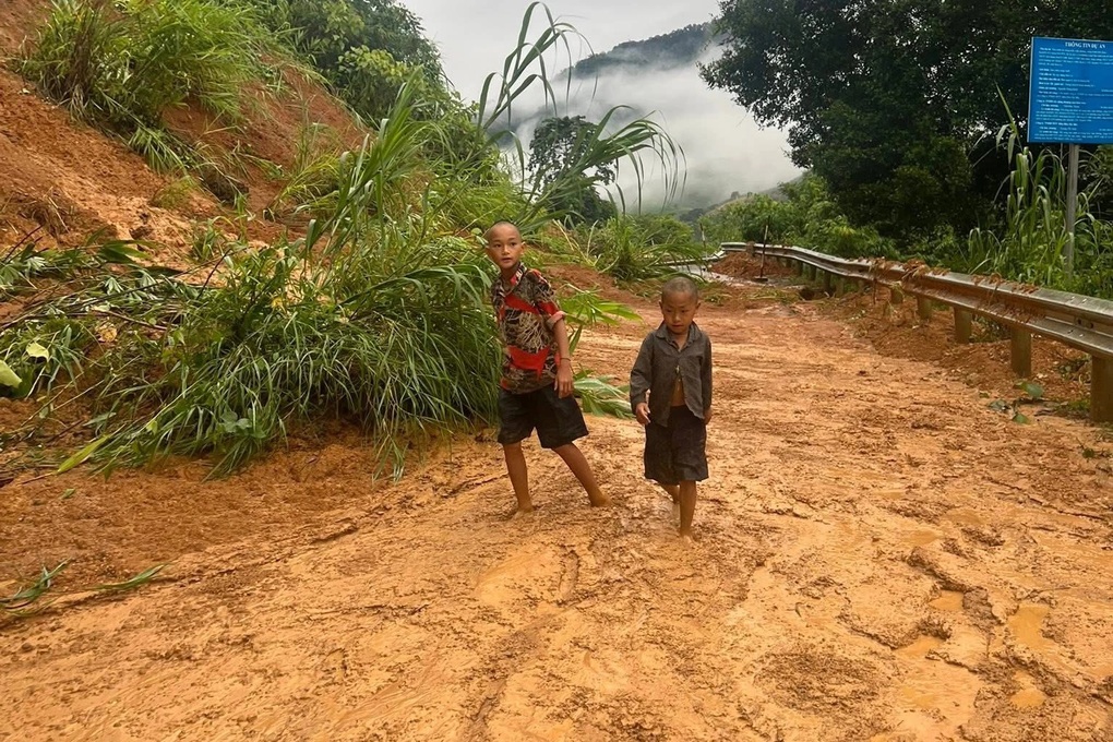 Lũ cuốn trôi 4 người ở Sơn La - 1 Lũ cuốn trôi 4 người ở Sơn La - 1