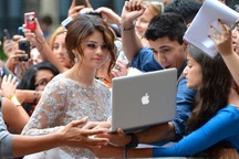 Selena Gomez được fans khen vì chịu khó chụp hình giao lưu