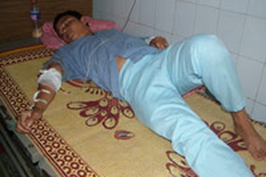 Một thanh niên bị chém đứt mạch gân sau cẳng tay