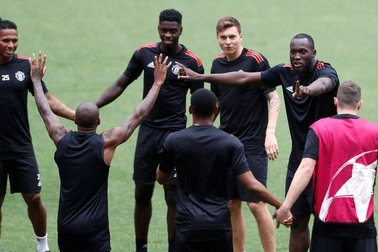 Cầu thủ MU thực hiện bài tập lạ mắt trên sân Benfica