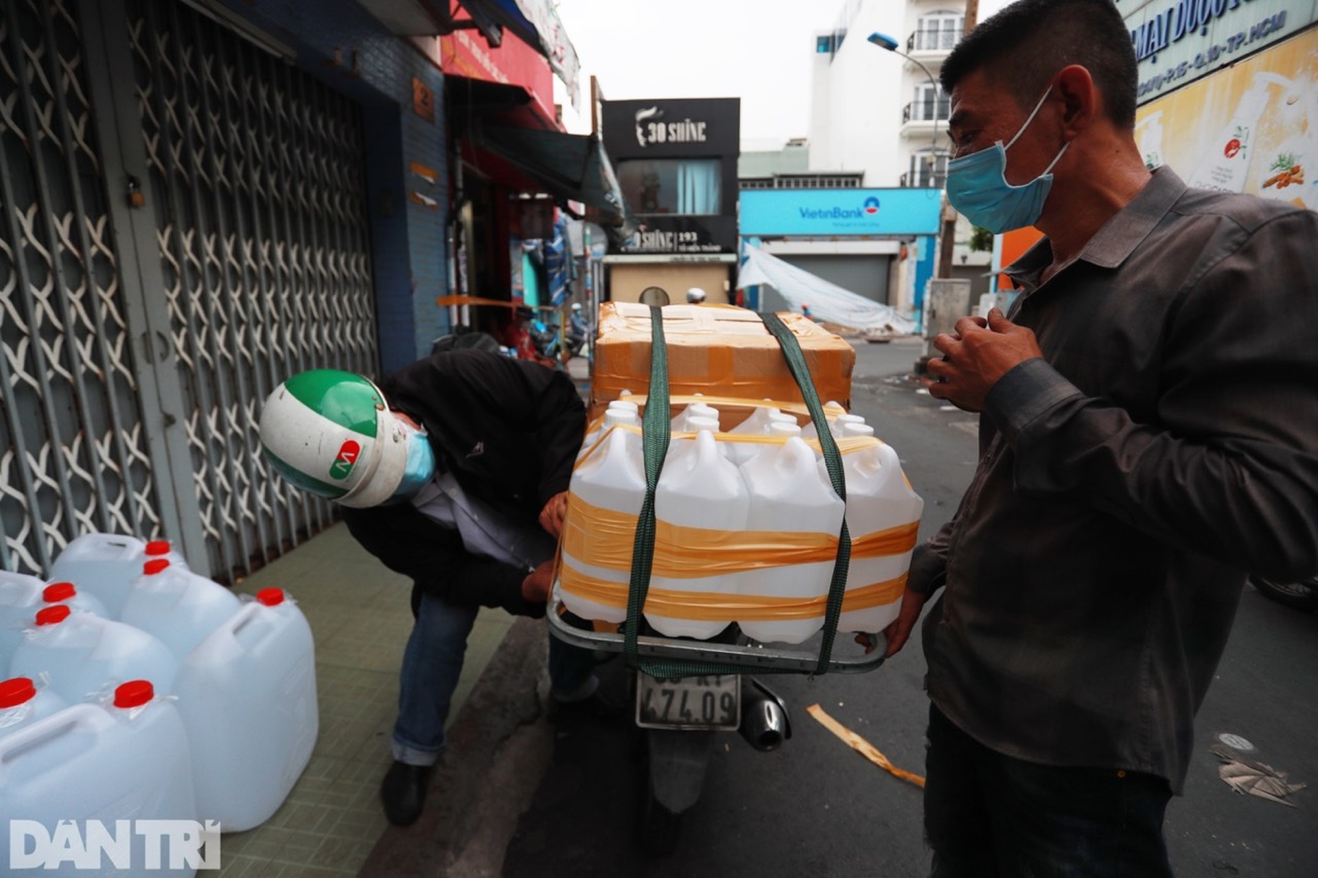 Người dân TPHCM đổ xô đi siêu thị mua hàng sau quy định ai ở đâu ở yên đó - 17 Người dân TPHCM đổ xô đi siêu thị mua hàng sau quy định ai ở đâu ở yên đó - 17