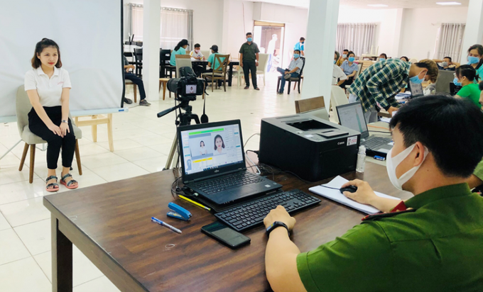 Lực lượng Công an thu nhận thông tin cấp thẻ Căn cước công dân gắn chíp cho người dân để phục vụ việc cấp tài khoản định danh điện tử. Ảnh: Chinhphu.vn